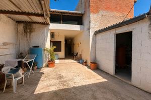 Casa indipendente con cortile interno