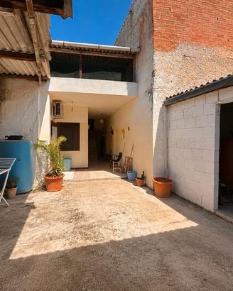 Casa indipendente con cortile interno