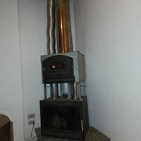 Caminetto a legna con forno sovrastante.