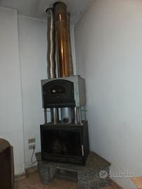 Caminetto a legna con forno sovrastante.