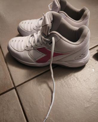 scarpe n. 38  nuove pallavolo + ginocchiere e pols