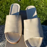Ciabatta in pelle con zeppa