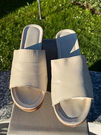 Ciabatta in pelle con zeppa