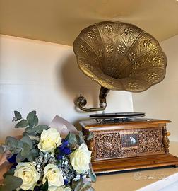 Grammofono vintage in legno intagliato his mMaster