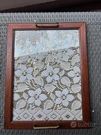 vassoio vintage in legno con pizzo sotto vetro