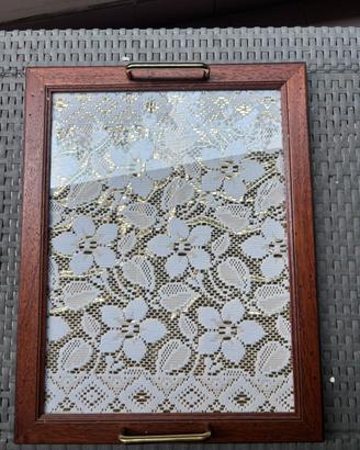 vassoio vintage in legno con pizzo sotto vetro
