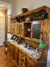 Mobile con vetrinette e credenza