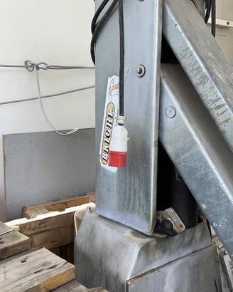 Pedana elevatore per carico e scarico carne