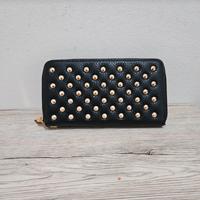 Portafoglio nero con borchie oro con cinturino 