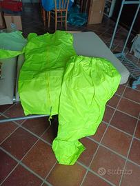 Abbigliamento antipioggia moto o outdoor