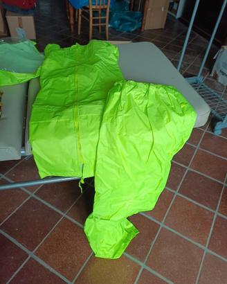 Abbigliamento antipioggia moto o outdoor