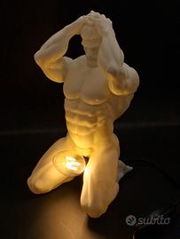 lampada statua uomo muscoloso stampata in 3D