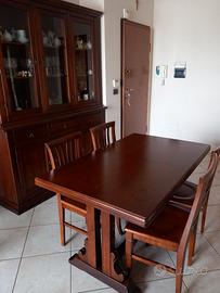 Mobili in arte povera con tavolo e sedie.