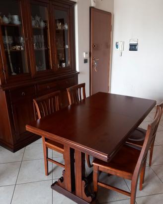 Mobili in arte povera con tavolo e sedie.