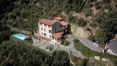 Rustico / Casale di 860 m² con più di 5 locali a C