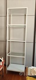 scaffale bianco con ripiani in vetro Ikea 