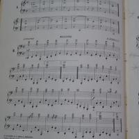 Libro con spartiti musicali