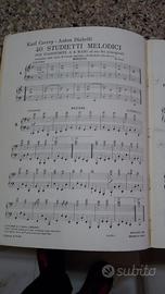 Libro con spartiti musicali