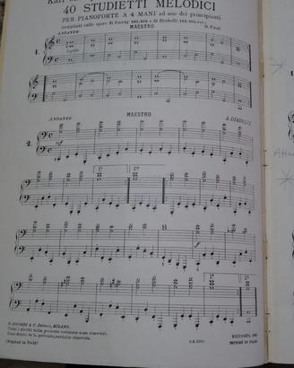 Libro con spartiti musicali