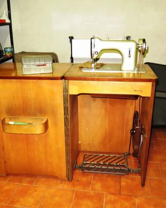 Macchina per cucire a pedali anni '50
