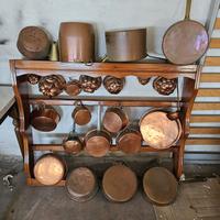 Batteria pentole, mestoli e formine in rame