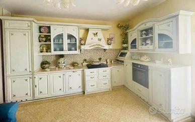 Pregiata cucina in ciliegio dipinta a m4,30 x 2,20