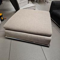 pouf Sormani con profilo in acciaio