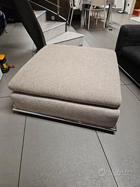 pouf Sormani con profilo in acciaio