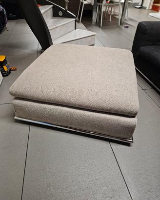 pouf Sormani con profilo in acciaio