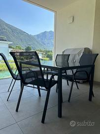 Tavolo grande in metallo e vetro + 4 sedie