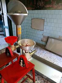 Attrezzatura per fare la salsa di pomodoro