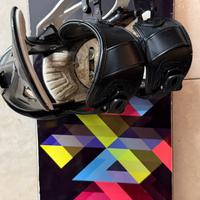 Tavola snowboard con attacchi