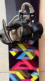 Tavola snowboard con attacchi