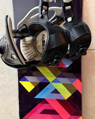 Tavola snowboard con attacchi