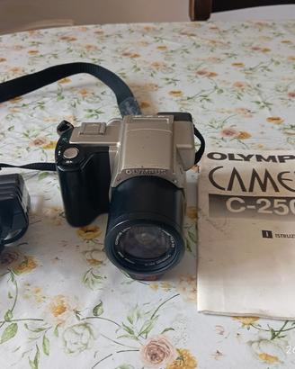 macchina fotografica OLIMPUS C 2500L