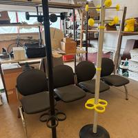 2 Appendini e linea di sedie in pelle