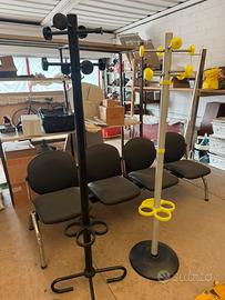 2 Appendini e linea di sedie in pelle