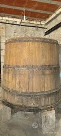 Tino in castagno per fermentazione uva.