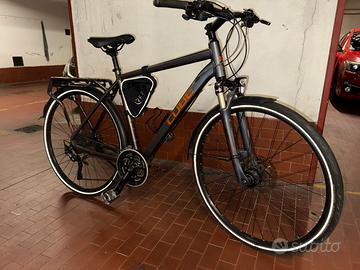 Bicicletta Cube modello Delhi da trekking