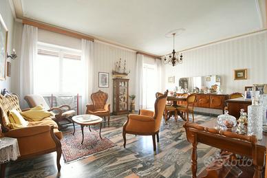 Pentavano al quarto piano con ascensore