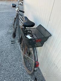 Bici donna  con bacchette e cestino