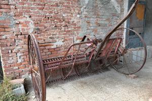 Rastrella da fieno agricola in ferro funzionante