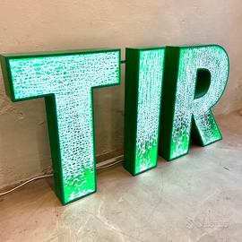 Insegna luminosa vintage con lettere scatolari