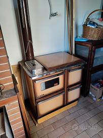 Cucina economica a legna.