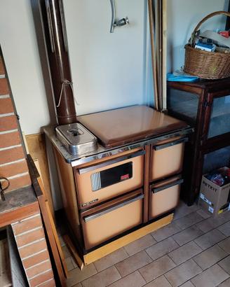 Cucina economica a legna.