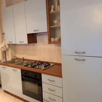 Cucina con elettrodomestici 