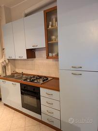 Cucina con elettrodomestici 