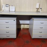 Scrivania bianca con cassettiere rimovibili