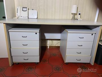 Scrivania bianca con cassettiere rimovibili