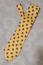 Cravatta in seta gialla con farfalle
